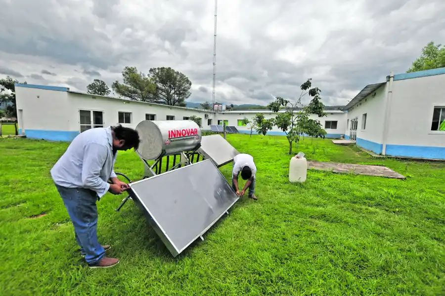 UNA NOVEDAD. La comuna ofrece para clubes y viviendas un calefón solar de 500 litros de capacidad que calienta el agua a 37°.