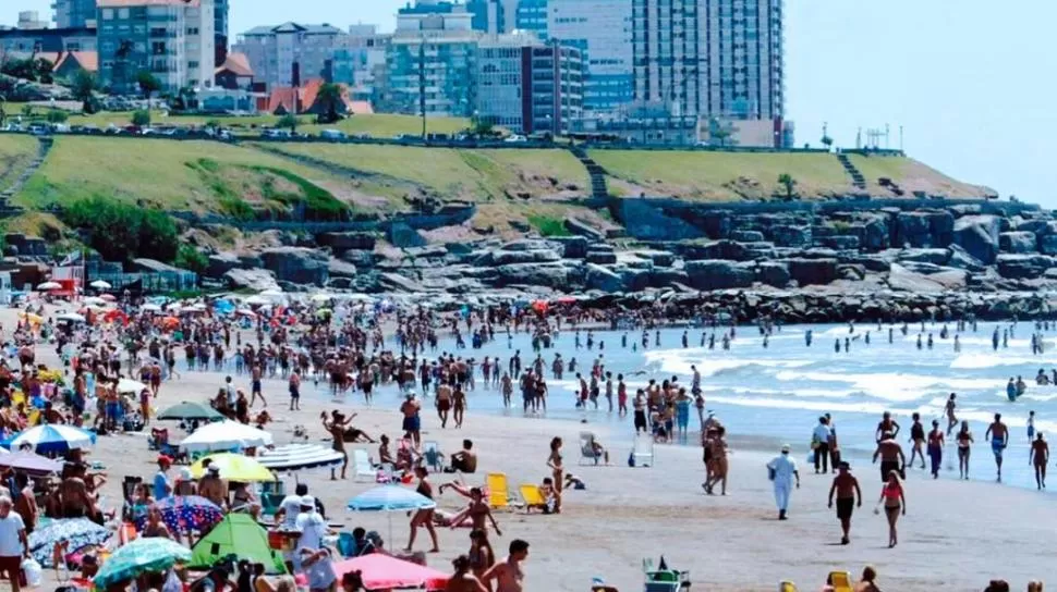 MAR DEL PLATA. Postal de una de las playas de “La Feliz”, ciudad que espera la afluencia de miles de turistas durante esta temporada de verano. 