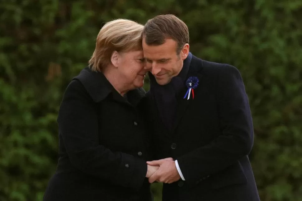 POR LA PAZ. La canciller alemana y el líder francés hablan de reconciliación. reuters