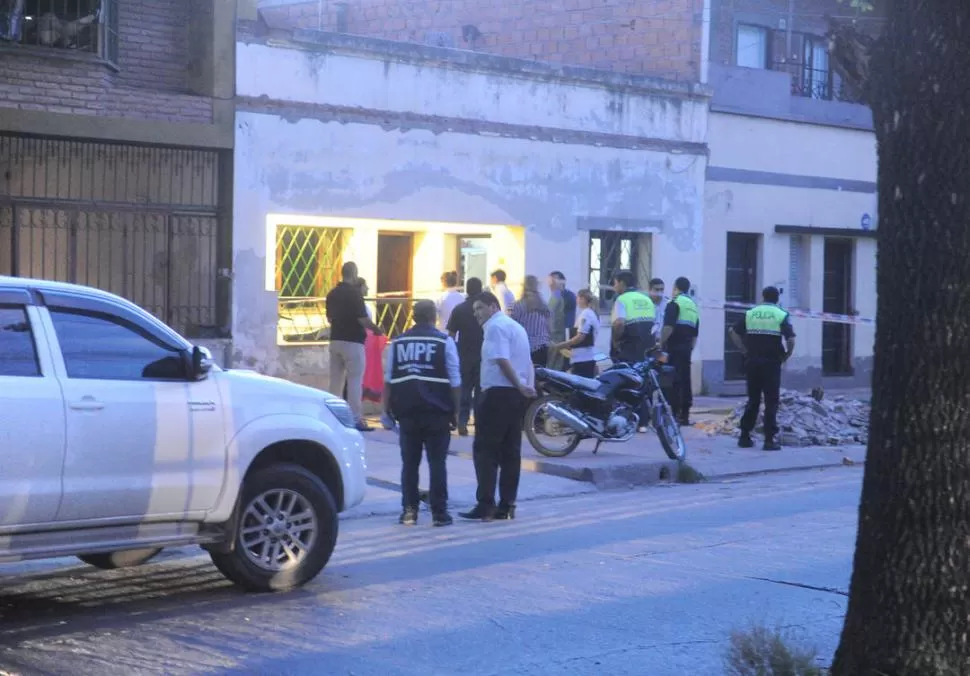 LA ESCENA. El crimen se registró en una vivienda de calle Uruguay al 500. la gaceta / foto de Antonio Ferroni