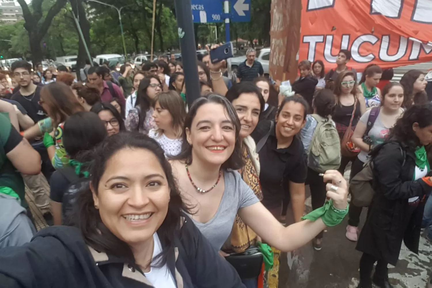 FESTEJO. Ciento de personas celebraron frente a la Casa de Gobierno el rechazo del proyecto que desalentaba el aborto