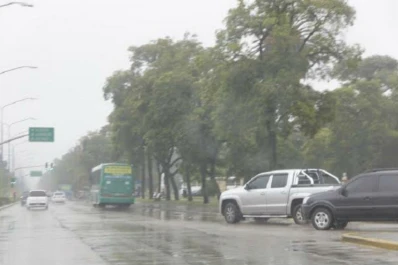 Lluvias en Tucumán: familias autoevacuadas en el sur, y sin luz en el este