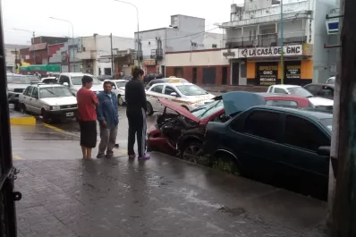 Video: perdió el control de su auto y protagonizó un múltiple accidente