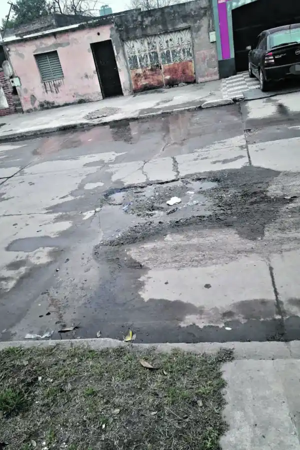 Un agente conduce una moto sin patente