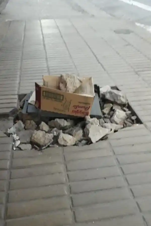 Un agente conduce una moto sin patente