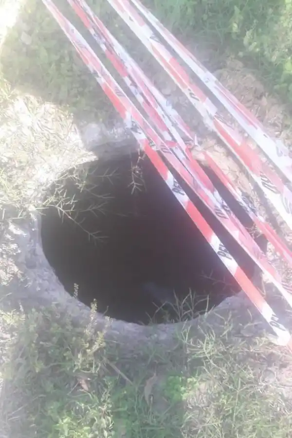 Un agente conduce una moto sin patente