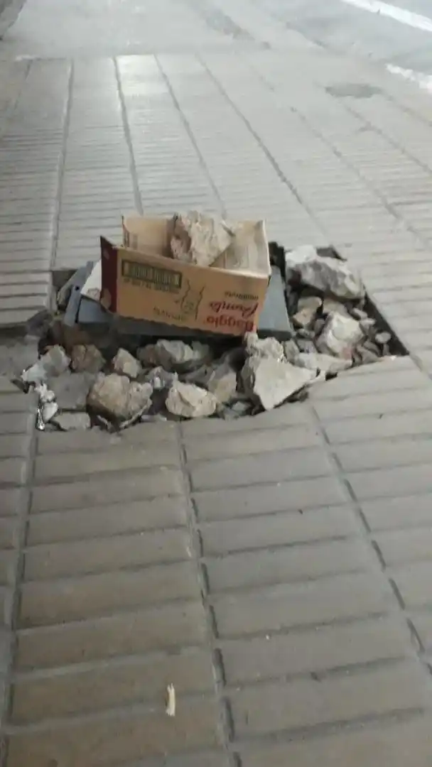 Un agente conduce una moto sin patente