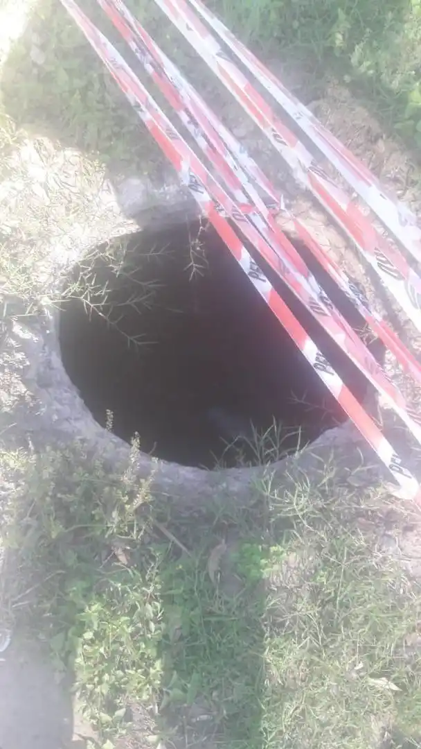 Un agente conduce una moto sin patente