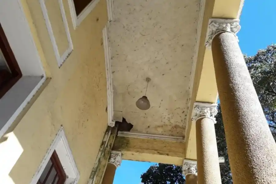 Un agente conduce una moto sin patente