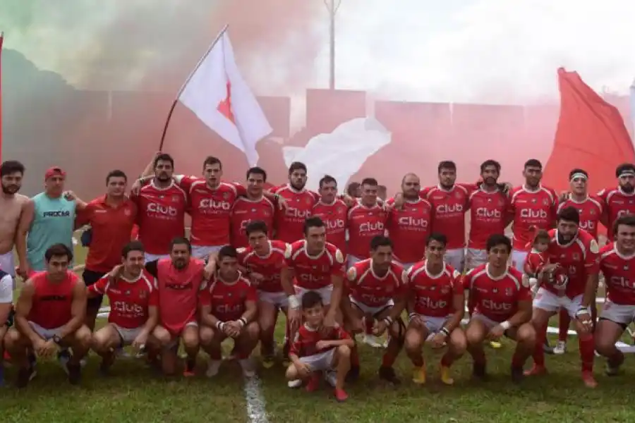 CAMPEONES. Los 23 jugadores de Los Tarcos posan de espaldas a su hinchada, que no paró de alentarlos en toda la tarde. El equipo del ex aeropuerto festejó después de dos años ante Tucumán Rugby, que llegaba con un invicto de 10 partidos. la gaceta / fotos de diego aráoz - juan pablo sánchez noli