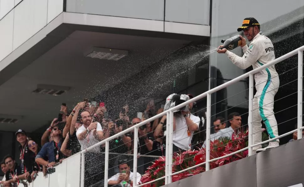 FESTEJO. Lewis Hamilton, alborozado tras la victoria. reuters