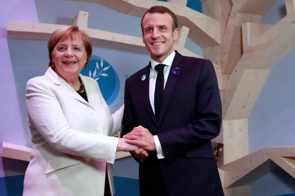 AGENDA EN COMÚN. Macron y Merkel coincidieron en el llamado a defender los organismos internacionales.  FOTOS DE reuters 