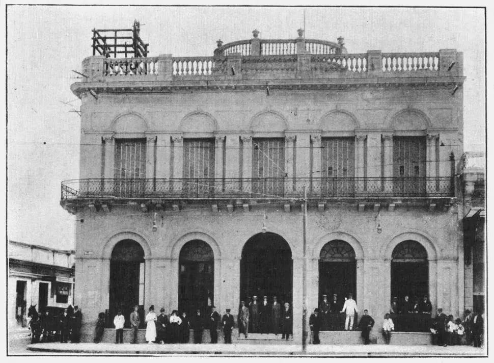 EL CLUB SOCIAL. Exterior, en 1916, del edificio donde funcionaba la institución. Fue lamentablemente demolido en 1975. 