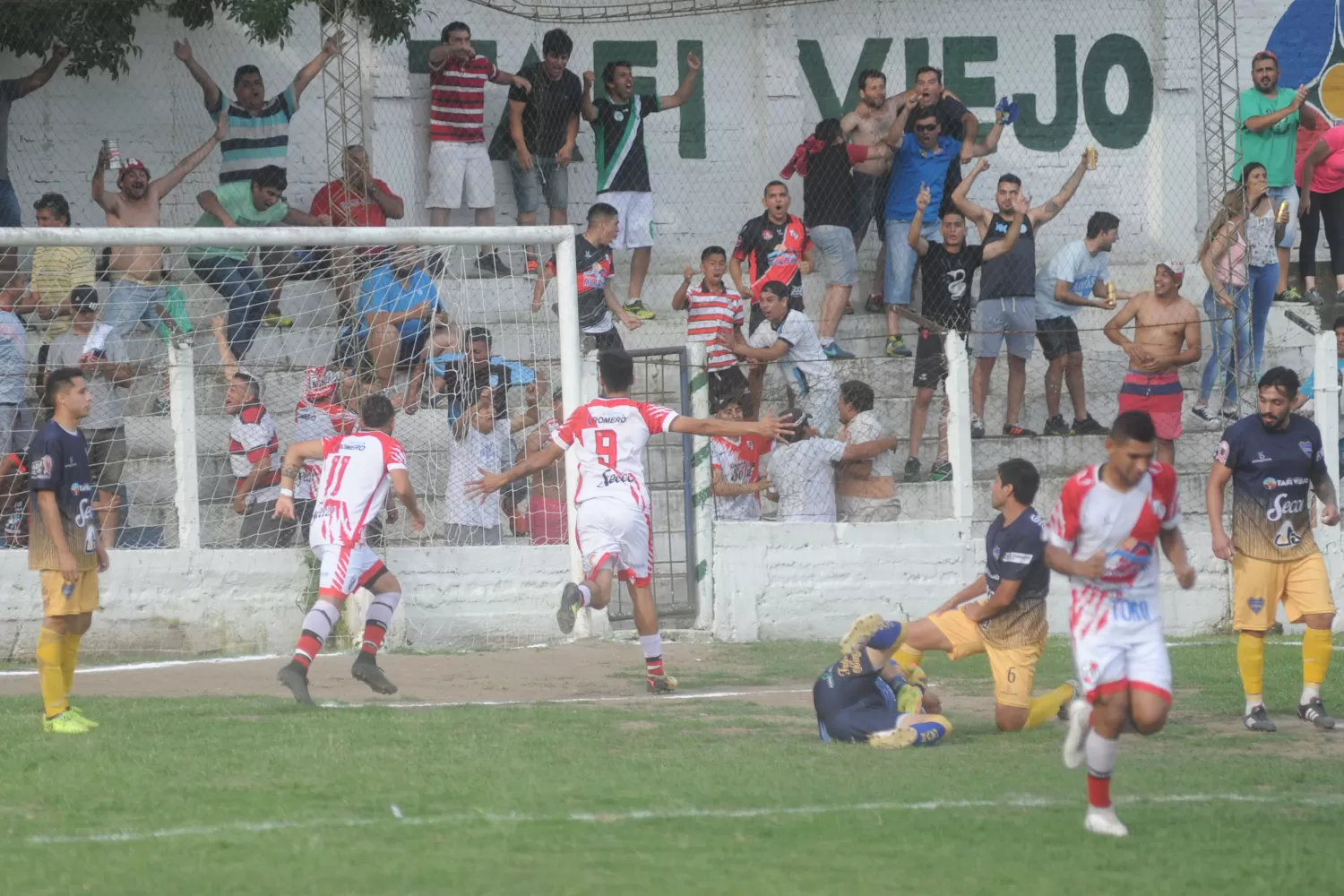 En el último partido que disputaron entre sí, Villa Mitre perdió 1-0 con Ñuñorco. (ARCHIVO)