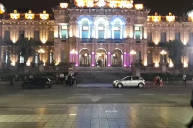 ¿Por qué iluminaron de morado la Casa de Gobierno?