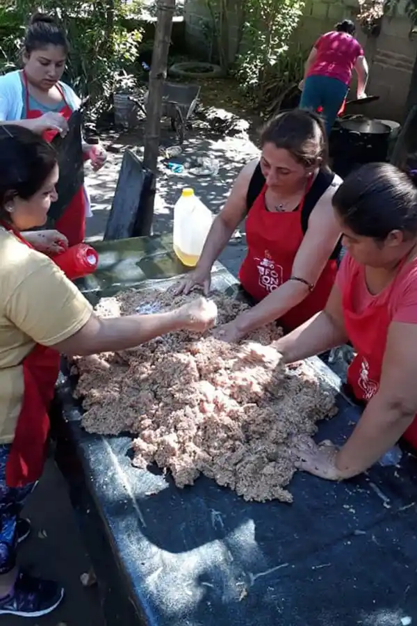 En el patio de una vecina de Santa Ana crearon “El Fogoncito”, con un menú a $25 para todo el pueblo