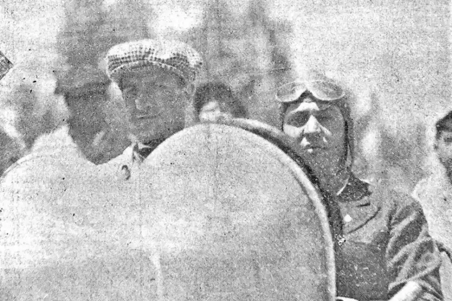 COMPETIDORES. Mateucci y Riganti aparecen juntos en la cabina del Hudson denominado “El Tucumano” recorriendo el circuito.