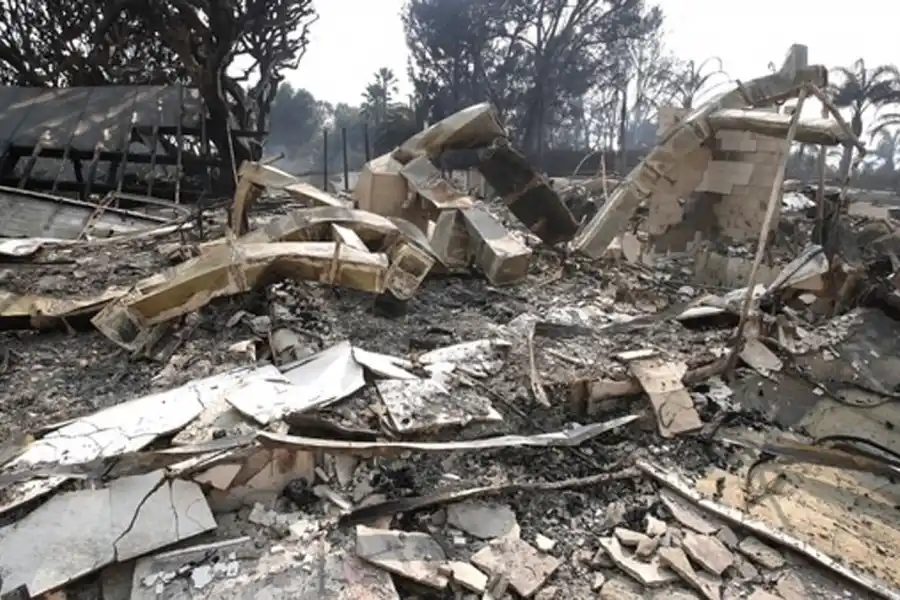 INCENDIOS EN CALIFORNIA. Restos de la casa de Robin Thicke tras el incendio en California.