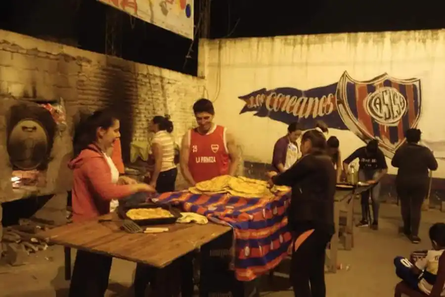 En el patio de una vecina de Santa Ana crearon “El Fogoncito”, con un menú a $25 para todo el pueblo
