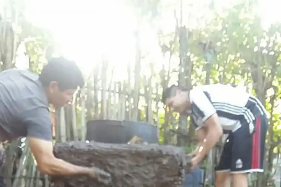 En el patio de una vecina de Santa Ana crearon “El Fogoncito”, con un menú a $25 para todo el pueblo