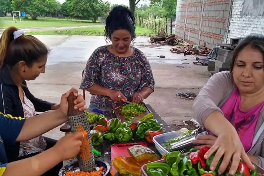 En el patio de una vecina de Santa Ana crearon “El Fogoncito”, con un menú a $25 para todo el pueblo