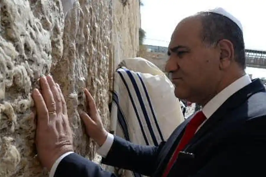 SITIO HISTÓRICO. El gobernador se acercó al Muro de los Lamentos