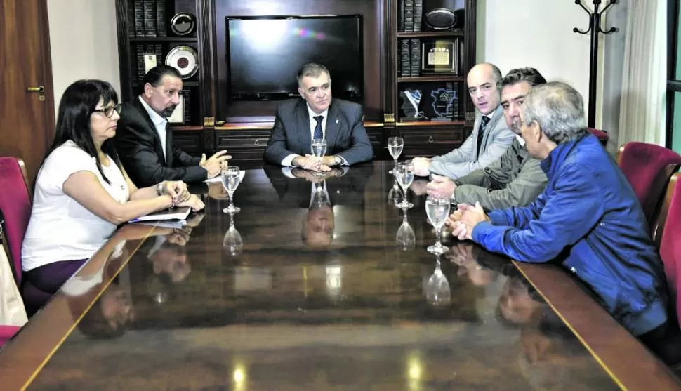 ACUERDO. Se reunieron Ruiz (APEM); Juri (PJ), Jaldo (cabecera), el ministro Lichtmajer, Bessone (AMET) y Toledo (ATEP). prensa legislatura