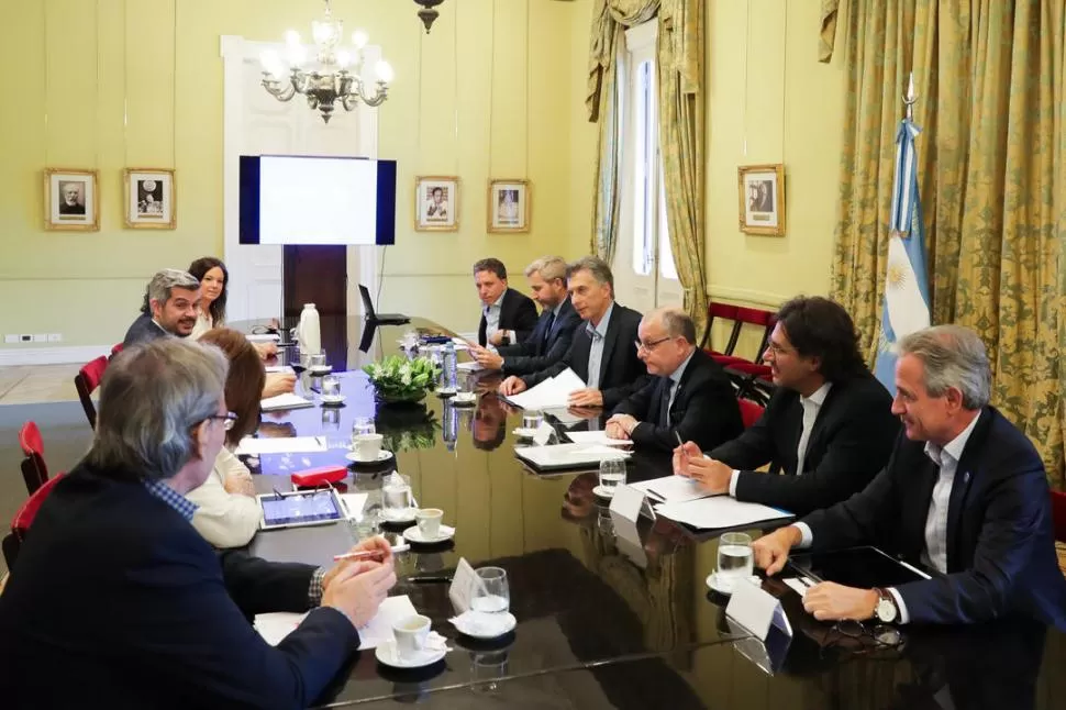 REUNION DE GABINETE. El presidente Macri firmó ayer el DNU referido al pago del bono de $ 5.000 y el “freno” a los despidos sin causa. télam