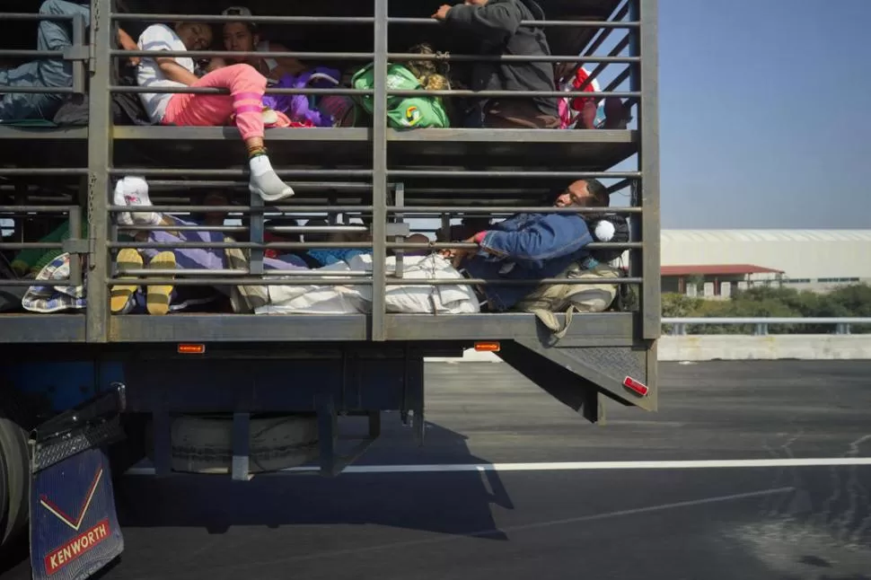 EN CARAVANA. En su mayoría, los migrantes son hombres jóvenes y hay muchas mujeres que llevan niños.  Reuters