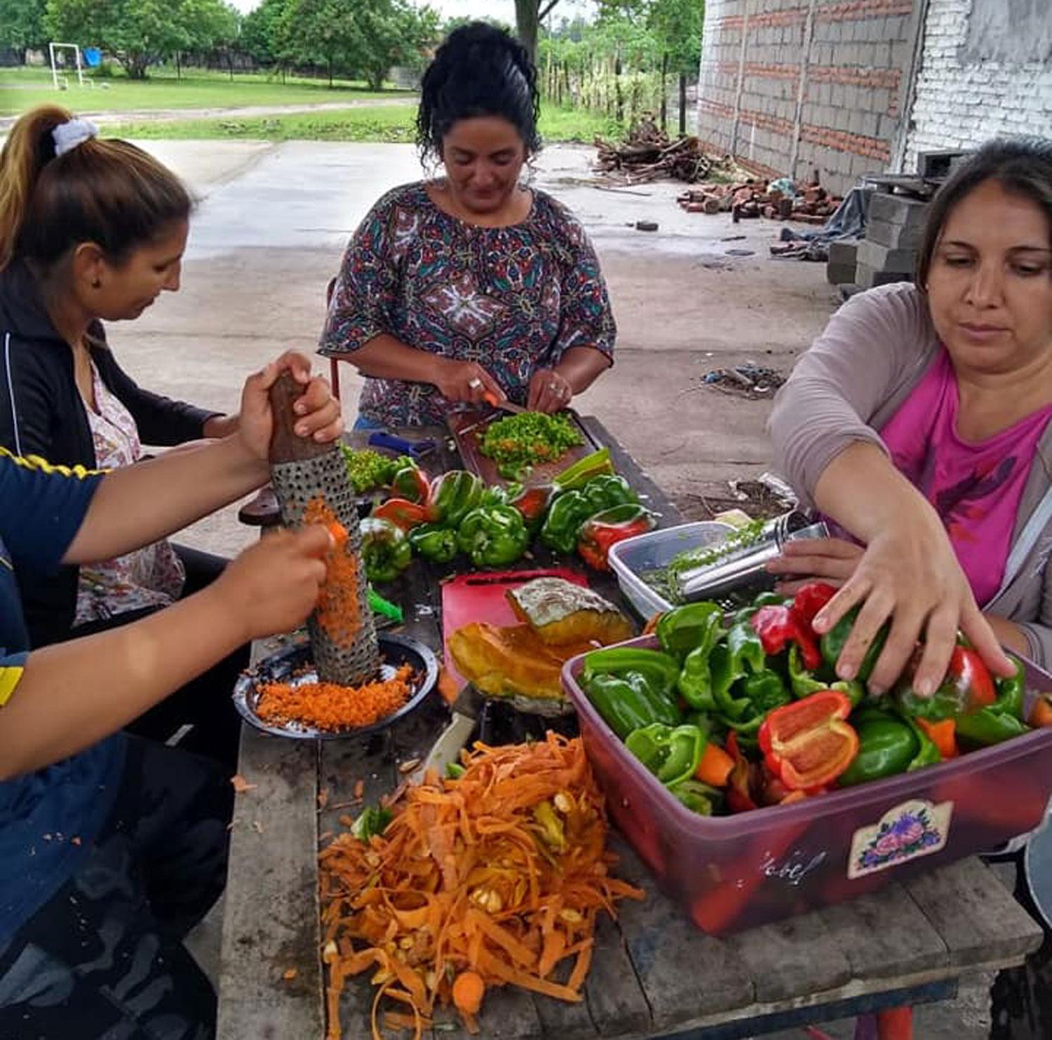 En el patio de una vecina de Santa Ana crearon “El Fogoncito”, con un menú a $25 para todo el pueblo
