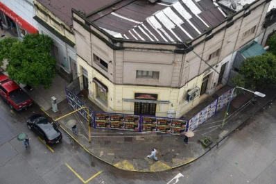 Las grietas del terror: algunos edificios obligan a bajarse de la vereda y caminar por la calle