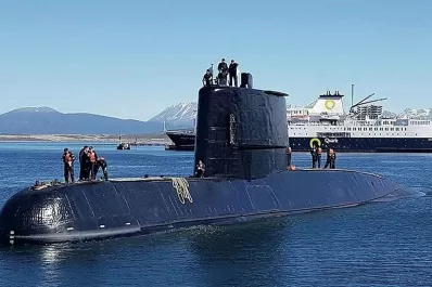 Cartas, plegarias y botellas al mar con mensajes para los tripulantes del ARA San Juan