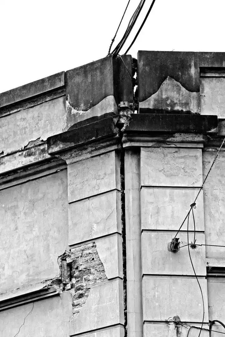 RIESGO. Así se ve la grieta vertical que más preocupa a los expertos, en la propiedad de Marcos Paz y Maipú.  