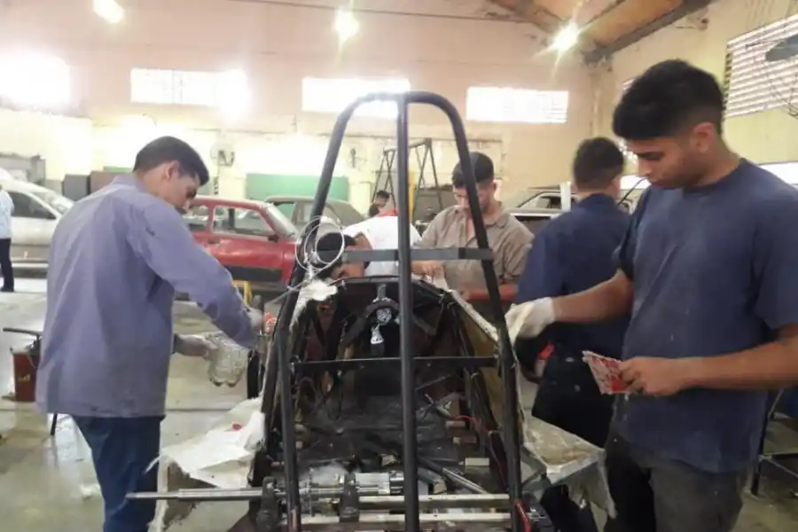 TODOS JUNTOS. Los profesores y los chicos, con el prototipo terminado.