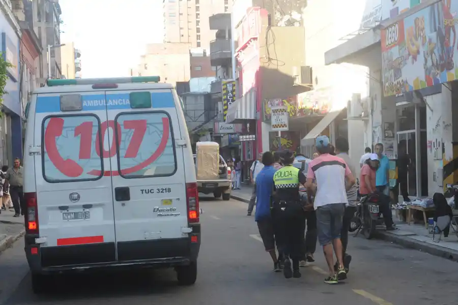 Discutió con un taxista, lo desmayó de una patada y al chofer se lo llevaron en andas hasta el hospital