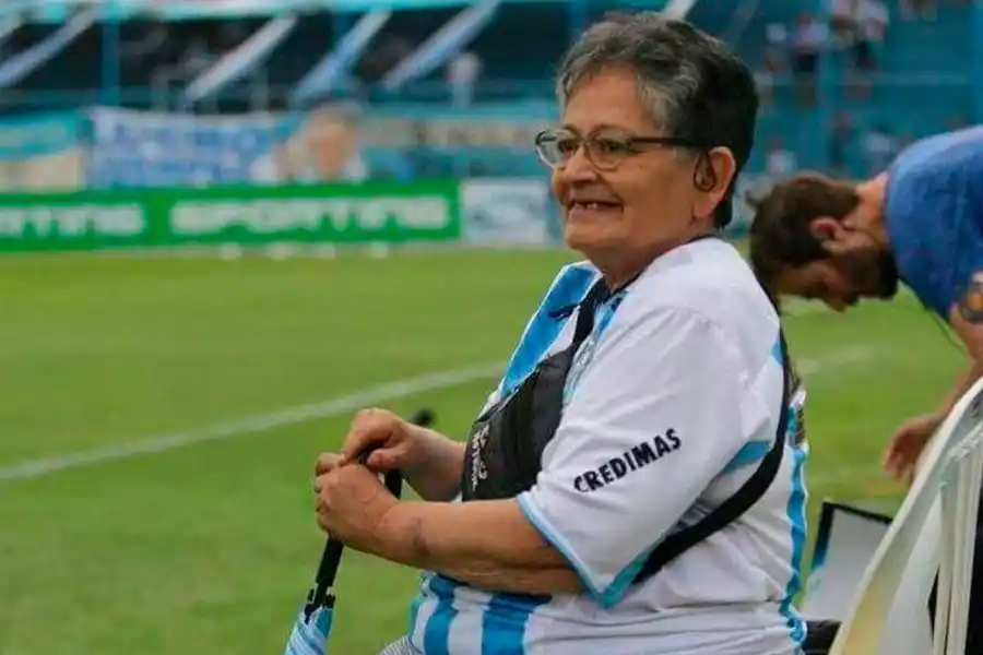 RAMONITA. La mamá de los hinchas decanos cumplió su sueño ayer.