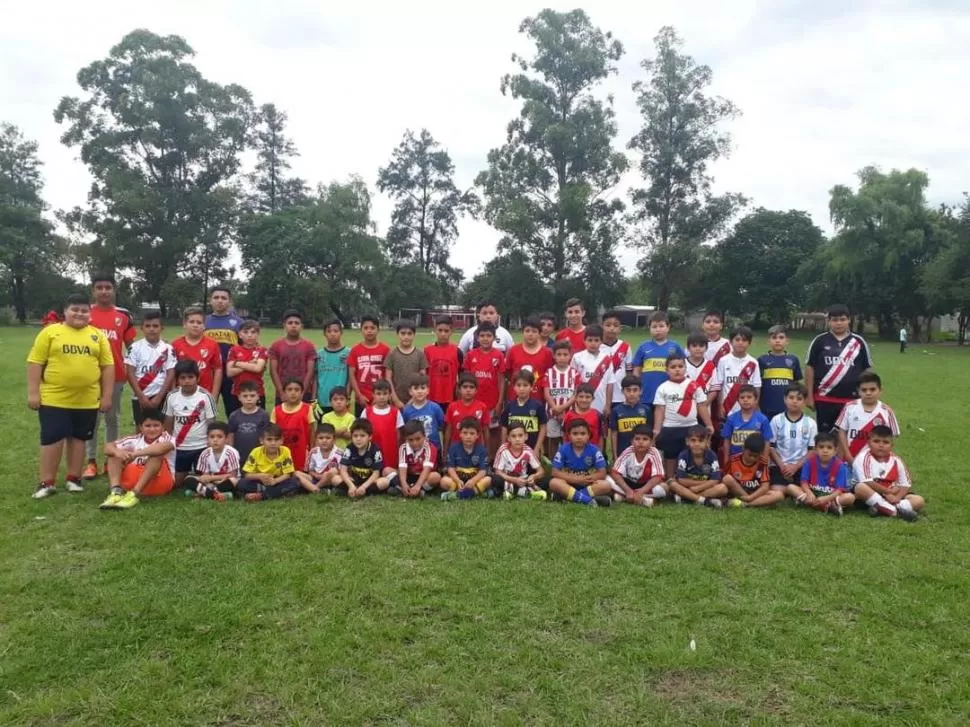 MENSAJE. Integrantes de la escuelita de fútbol “Benjamín Pacheco”, de Santa Ana, posaron con las camisetas por iniciativa de Gustavo Contreras.  