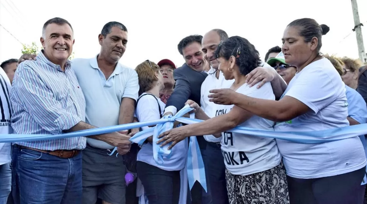 REGRESO. Horas después de volver a la provincia, Manzur inauguró obras en Las Talitas junto a Jaldo y a Najar.