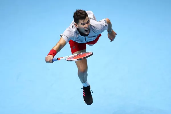 Dominic Thiem venció a Kei Nishikori y le dio una buena mano a Roger Federer
