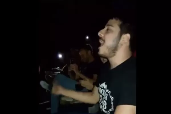 Fue a ver Bohemian Rhapsody al cine, se cortó la luz y se puso a cantar como Freddie Mercury