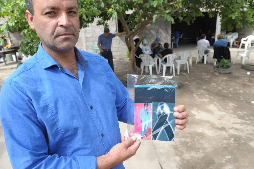 PROFUNDO DOLOR. Antonio Díaz muestra una foto de su hijo Jonathan durante el sepelio realizado ayer.  la gaceta / foto de franco vera