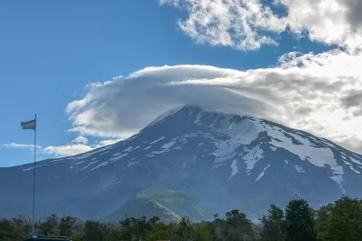 Intentan rescatar a un andinista que cayó por una grieta del volcán Lanín