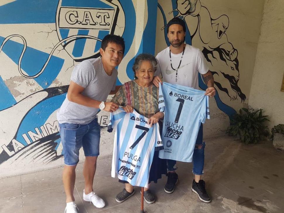 MAMÁ “DECANA”. Rodríguez y Lucchetti le regalaron sus camisetas a “Ramonita”, la fanática de Atlético de 73 años.  