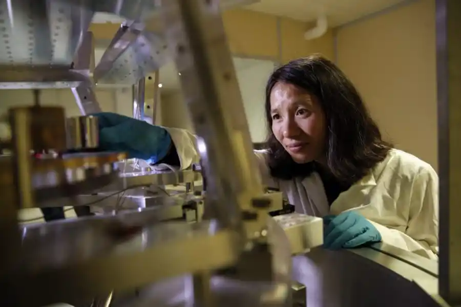 El 17 de octubre pasado, la Secretaria Ejecutiva del Comité Consultivo para Misa y cantidades relacionadas (MCP), Hao Fang, creó un peso en la Oficina Internacional de Pesas y Medidas, en Sevres, cerca de París. El cilindro de metal es del tamaño de una pelota de golf y está en el corazón del sistema mundial para medir la masa. 