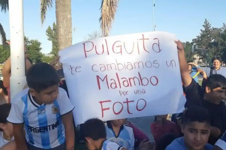 TRUEQUE. Los niños del Predio Deportivo de Trancas querían una foto con “PR7” y se las ingeniaron para obtenerla.  