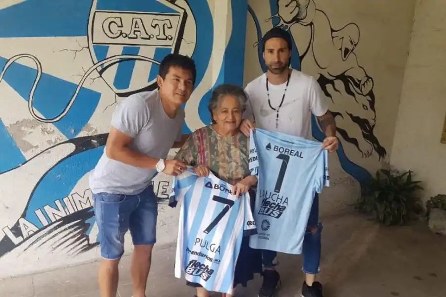 MAMÁ “DECANA”. Rodríguez y Lucchetti le regalaron sus camisetas a “Ramonita”, la fanática de Atlético de 73 años.  