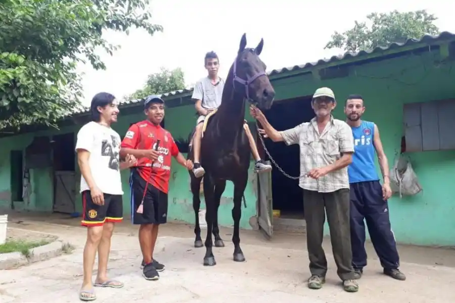 TODOS JUNTOS. El trabajo en equipo entre los peones es clave para que los caballos consigan buenos resultados. la gaceta / foto de carlos gustavo chirino
