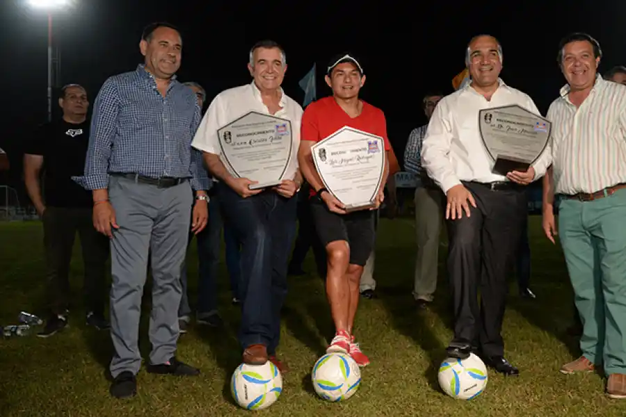 El Pulguita ahora se muestra con Manzur: lo hizo en un torneo infantil de fútbol que lleva su nombre