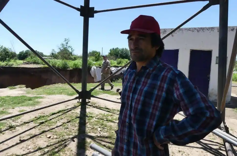 NECESIDAD. Mario Medina pide que por favor contengan las aguas.