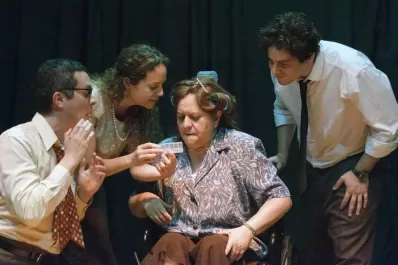 Una madre en peligro por hijos frustrados en una obra de teatro tucumano